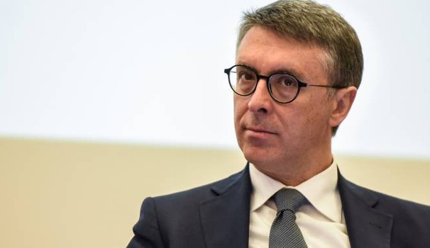 Avvocatessa beneventana si finge sorella del Magistrato Cantone: denunciata