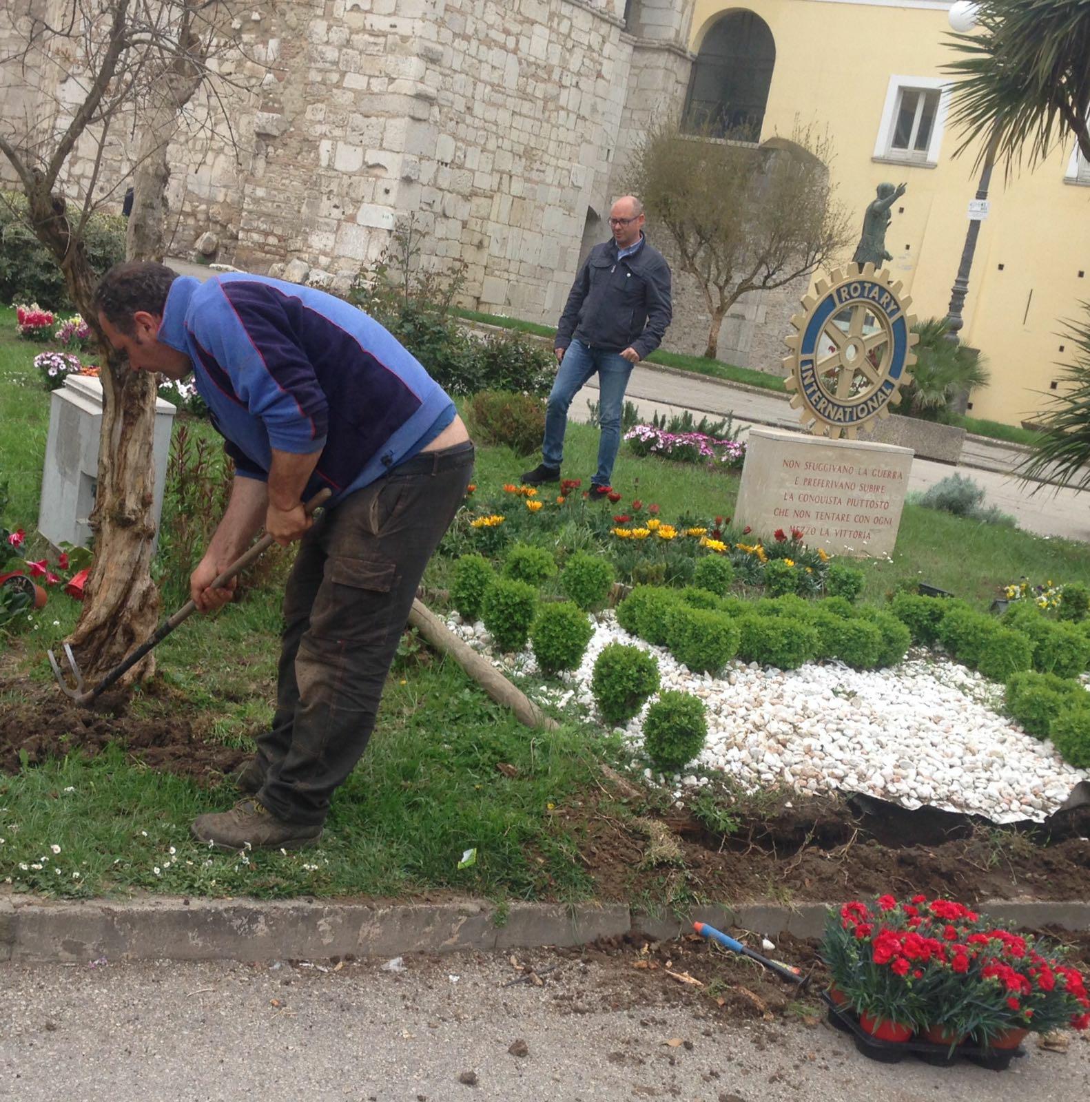 Benevento| Danni all’aiuola a Piazza Castello, la denuncia del comitato Atlantici
