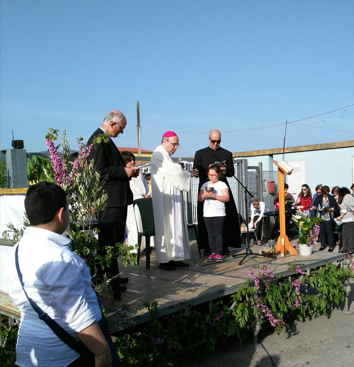 Sassinoro| Arcivescovo Accrocca visita presidio contro impianto compostaggio