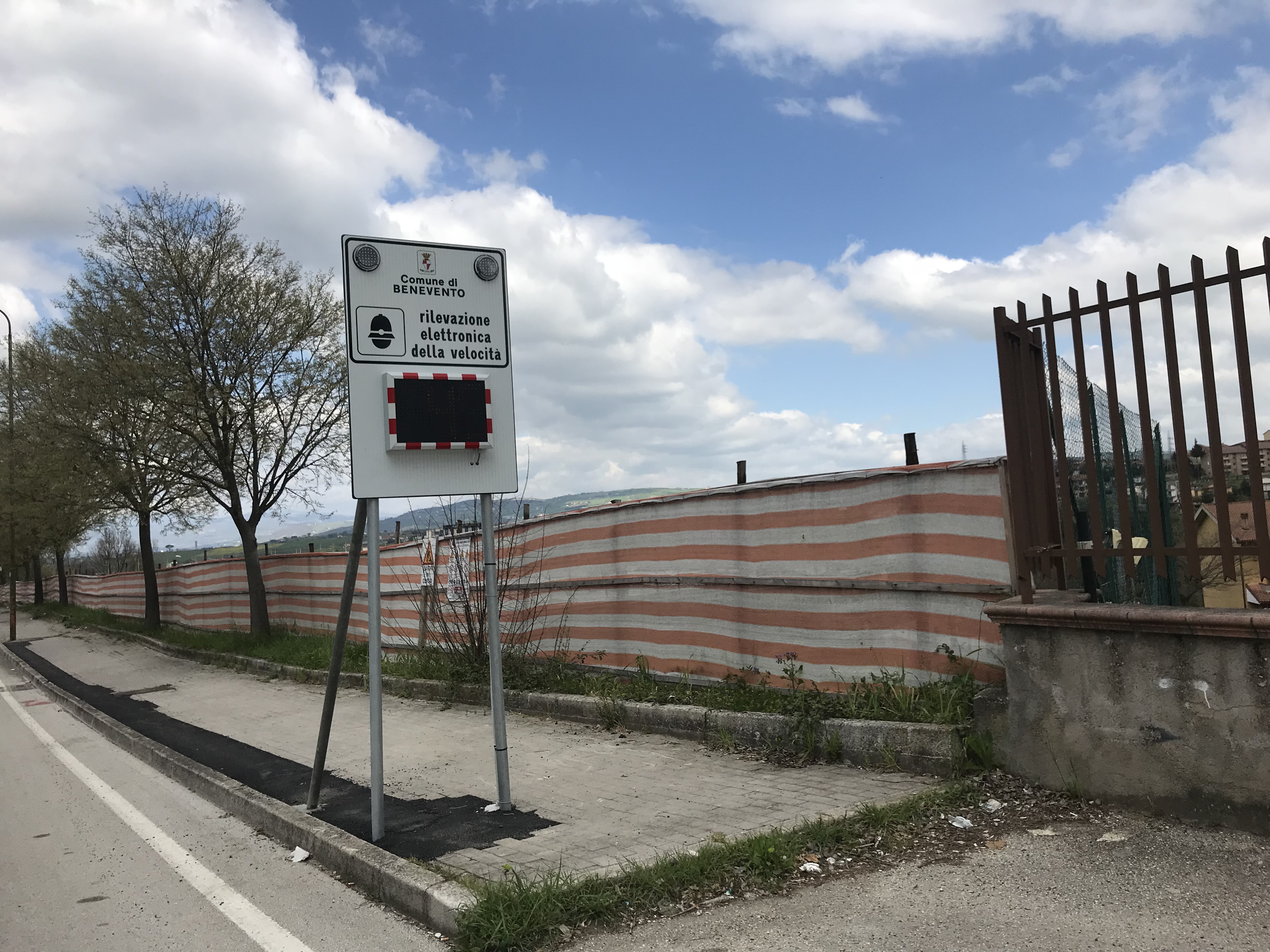 Lavori in Via Paolella, ecco gli speed display