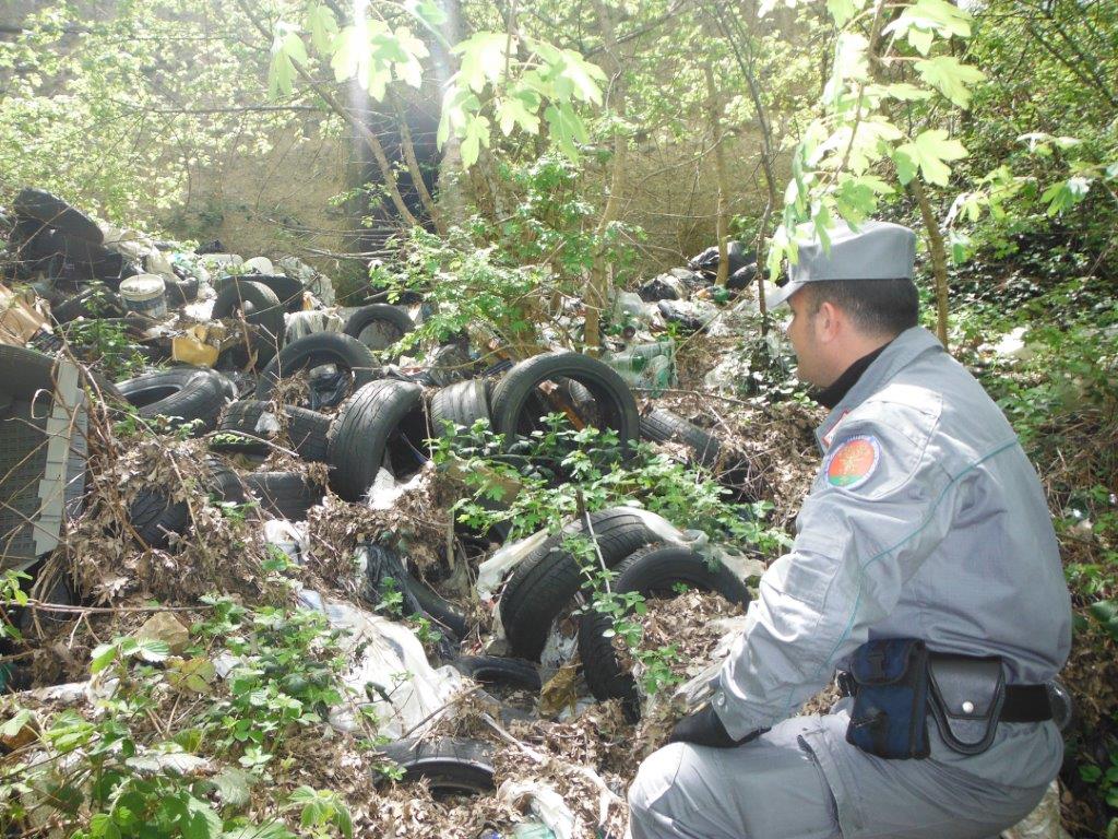 Castelfranco in Miscano| Pneumatici e rifiuti: sigilli ad una discarica abusiva