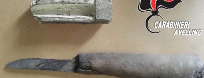 Montella| In giro con un coltello artigianale, denunciata 25enne
