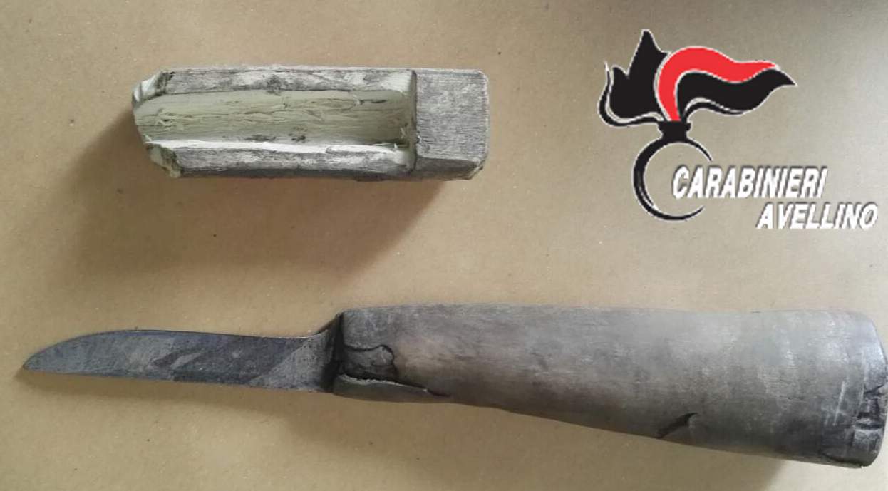 Montella| In giro con un coltello artigianale, denunciata 25enne