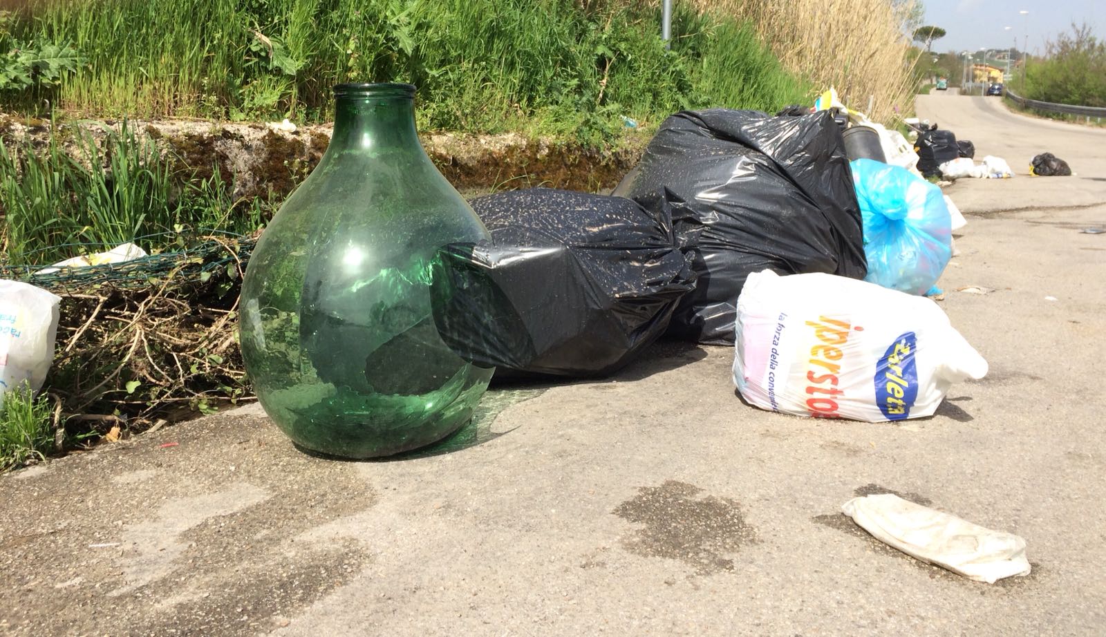 Discarica a cielo aperto in Contrada Madonna della Salute