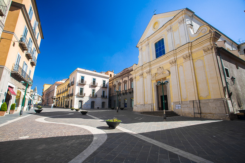 Prete celebra il matrimonio con la hit di Jovanotti ” Oh Vita”