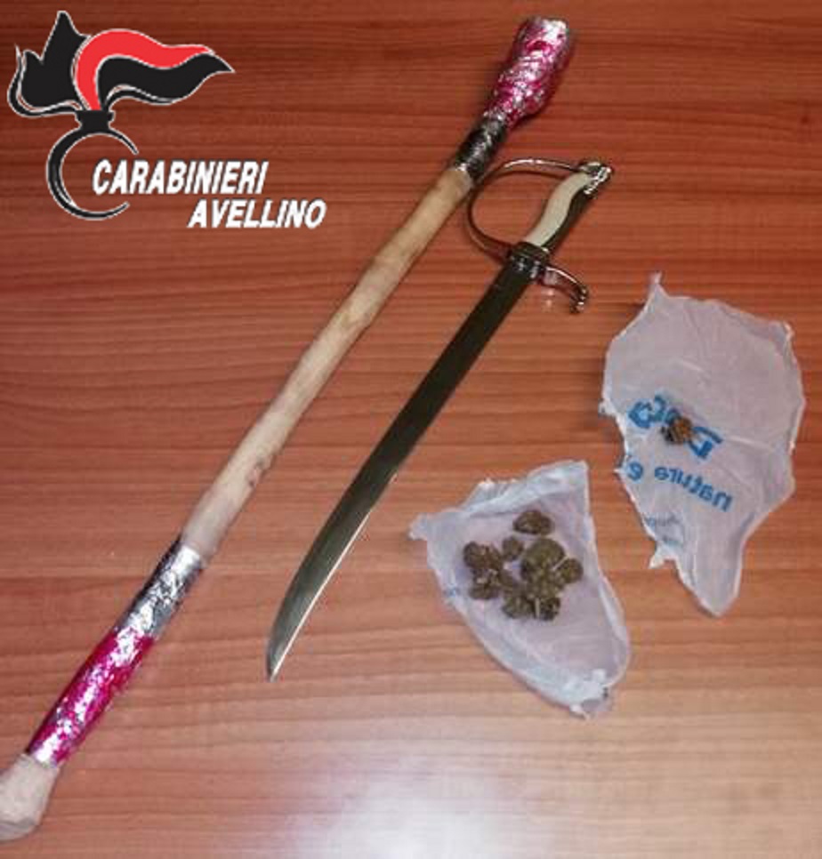 Montoro| Non si ferma all’alt dei carabinieri, inseguito e trovato con armi e droga