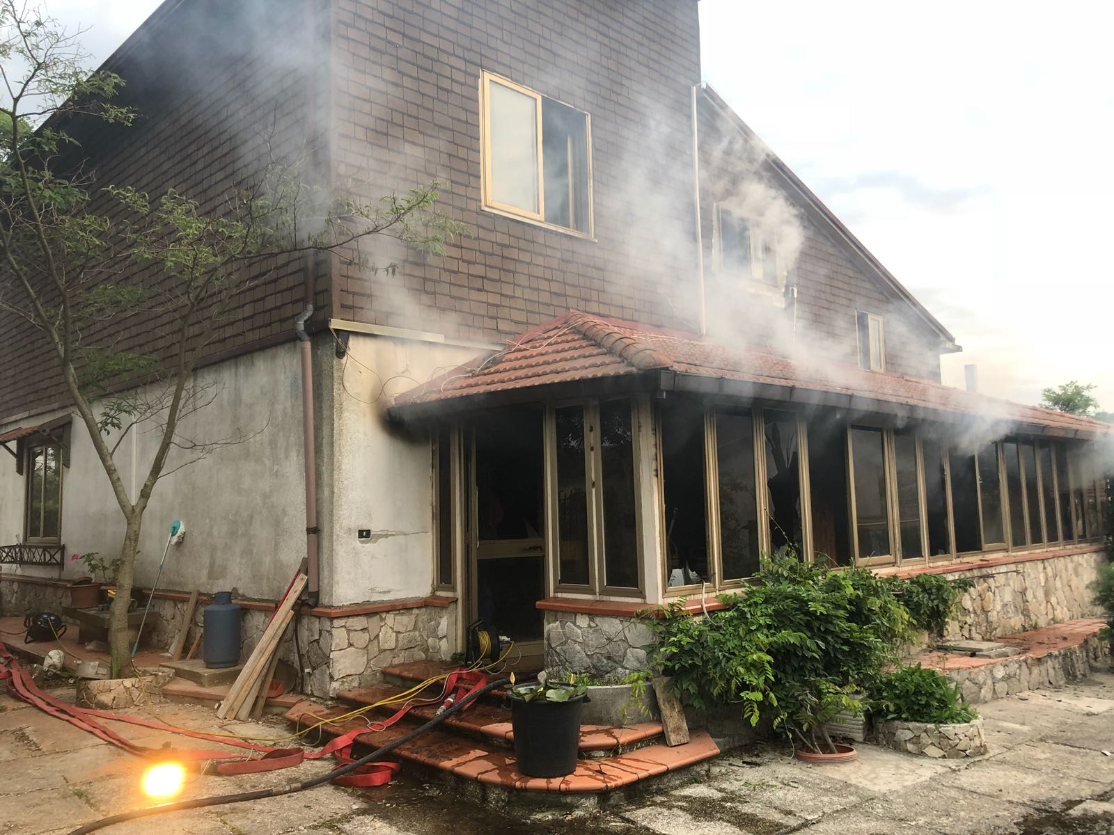 Incendio in un’abitazione. Muore una donna