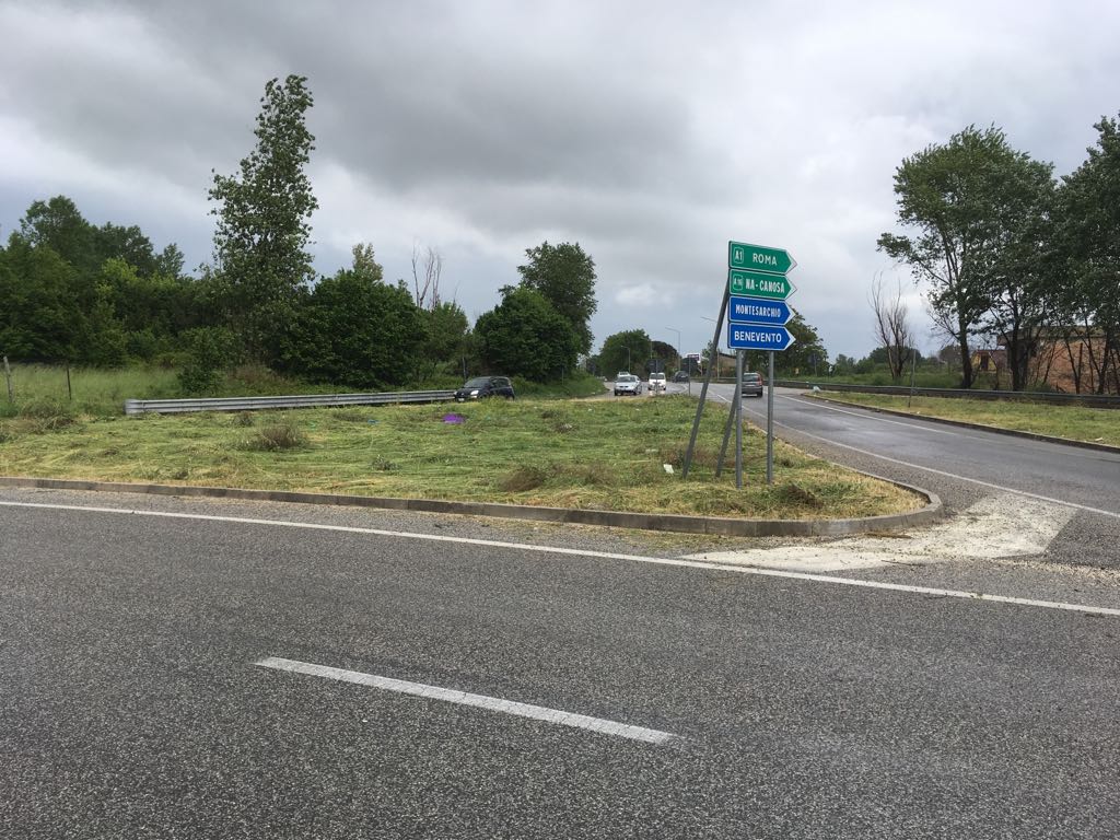 Operai forestali ripuliscono la rotonda di Paolisi