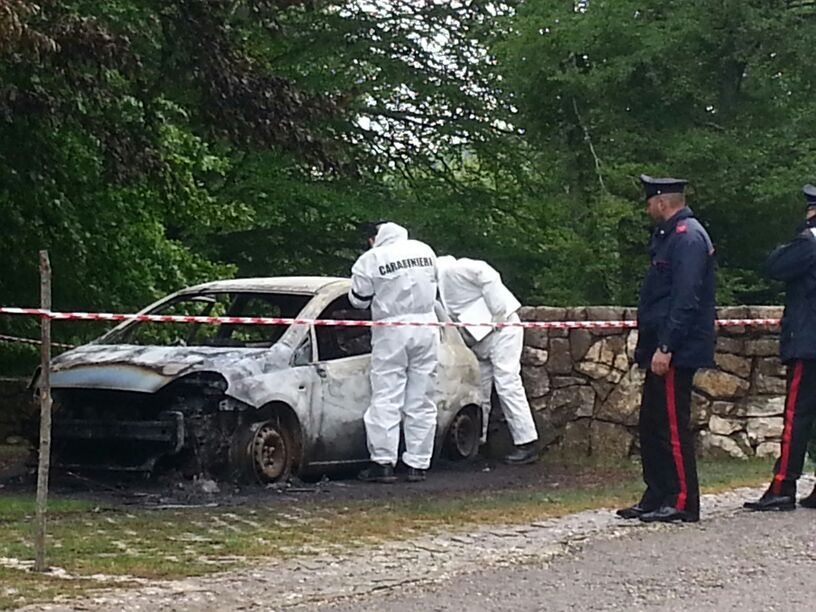 Tocco Caudio| Trovato cadavere carbonizzato all’interno di un’auto. Ipotesi omicidio