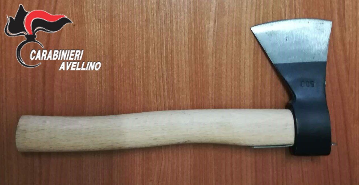 Lioni| In auto con un’ascia nascosta, nei guai un 30enne