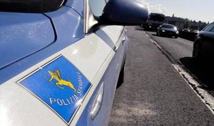 Auto contromano sulla SS 372, l’intervento della Polizia Stradale evita il peggio