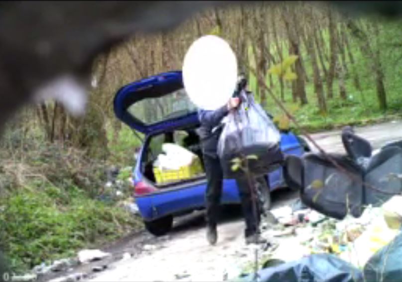 Avellino| Rifiuti abbandonati in strada, 40 multe in pochi giorni