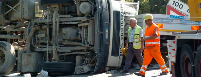 Mirabella Eclano| Tir si ribalta, traffico paralizzato sulla statale 90 Delle Puglie