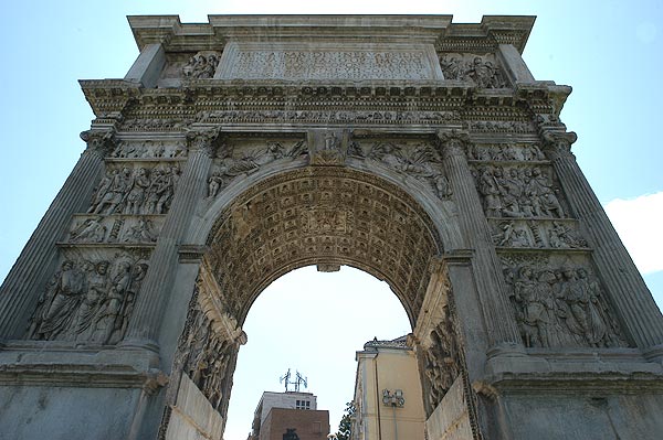 Videosorveglianza Arco di Traiano, Corona: “Perché insistere a realizzarla con tutti i problemi connessi”
