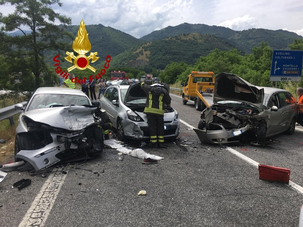 Montella| Incidente sull’Ofantina, 54enne incastrato tra le lamiere: tre feriti