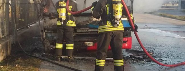 A fuoco pulmino per trasporto disabili, paura a Foglianise