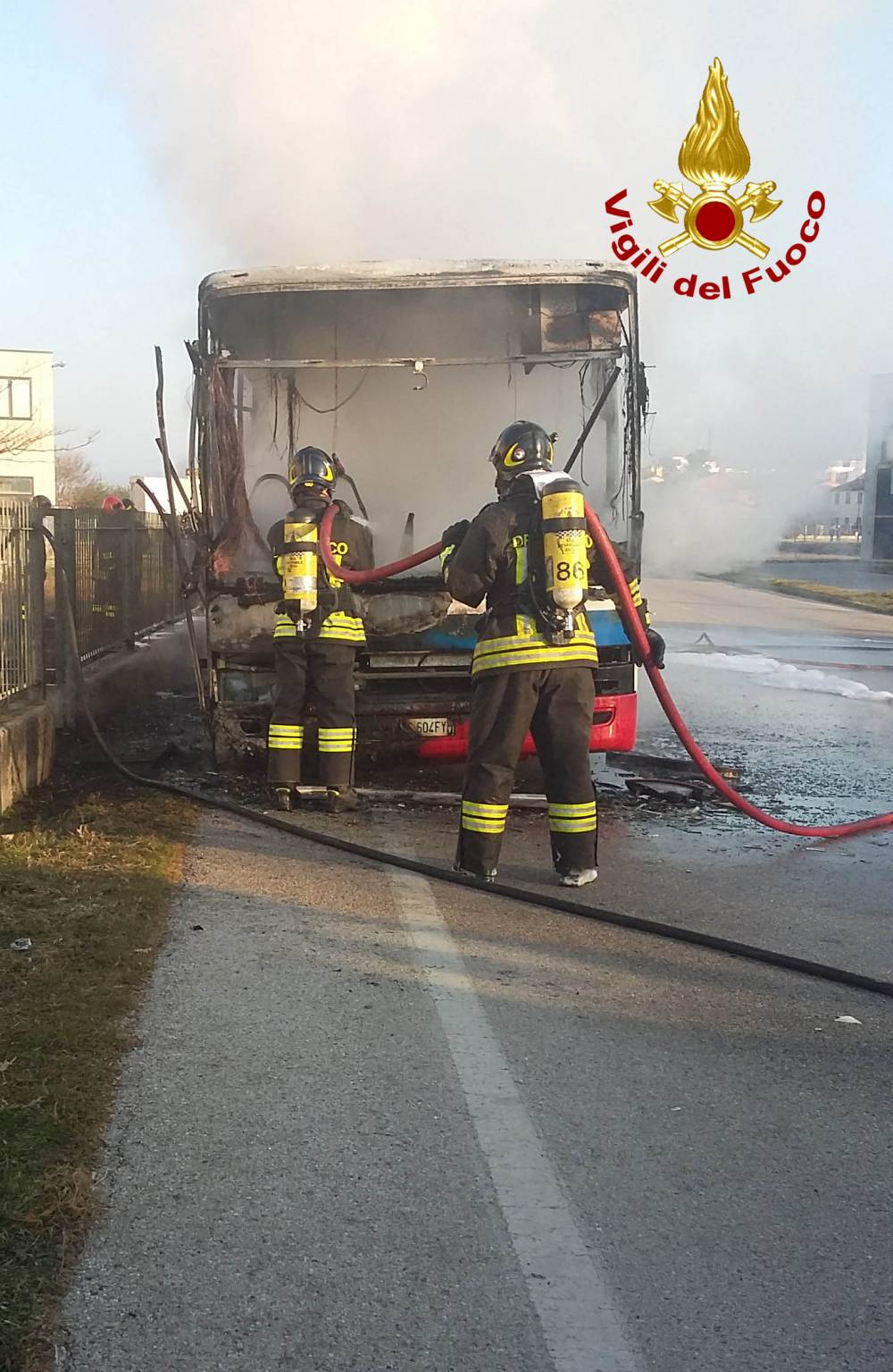 A fuoco pulmino per trasporto disabili, paura a Foglianise