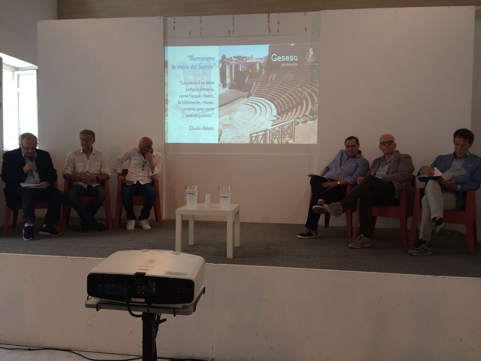 Teatro Romano illuminato. Abbate: attacco frontale a Vigorito