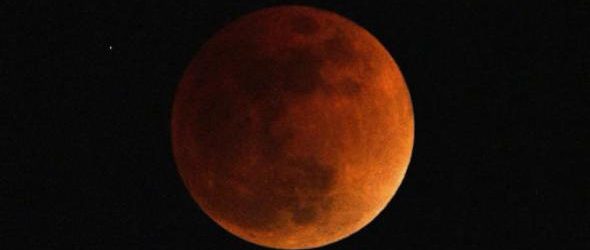 Tutti con gli occhi al cielo, arriva la “Luna di Sangue”