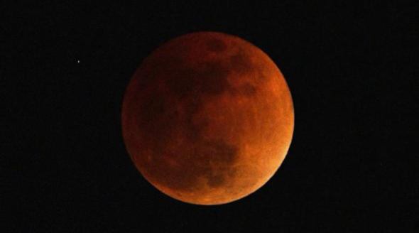 Tutti con gli occhi al cielo, arriva la “Luna di Sangue”