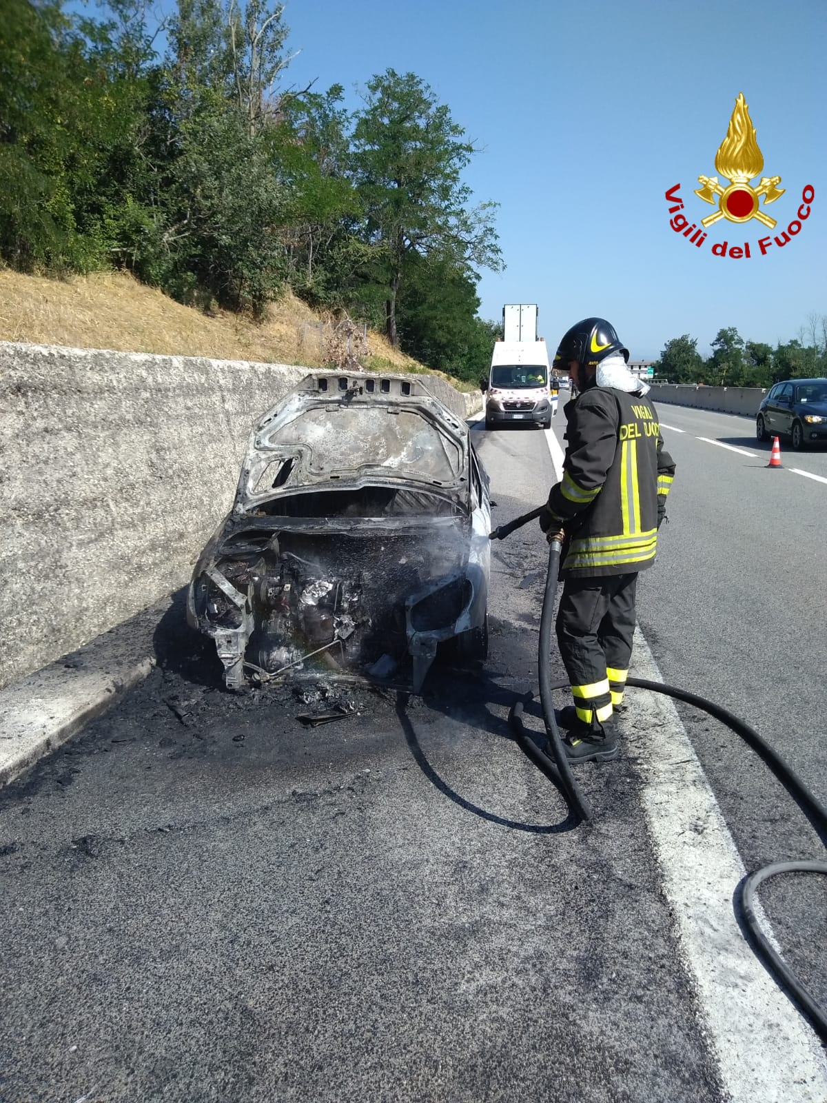 Fiamme in un’auto in transito, paura a Montemiletto