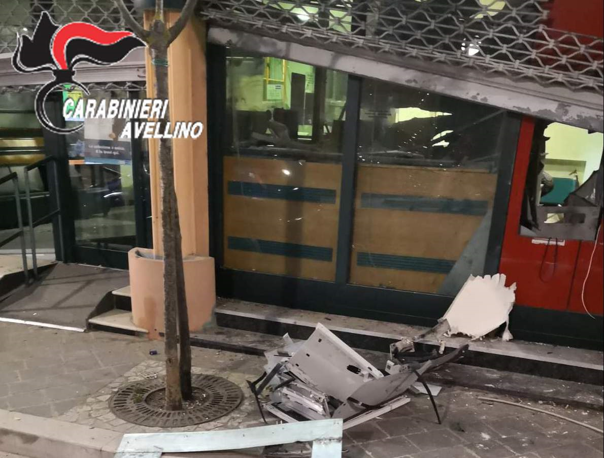 Casalbore|Esplosivo nel bancomat del Credito Cooperativo, ladri in fuga col bottino
