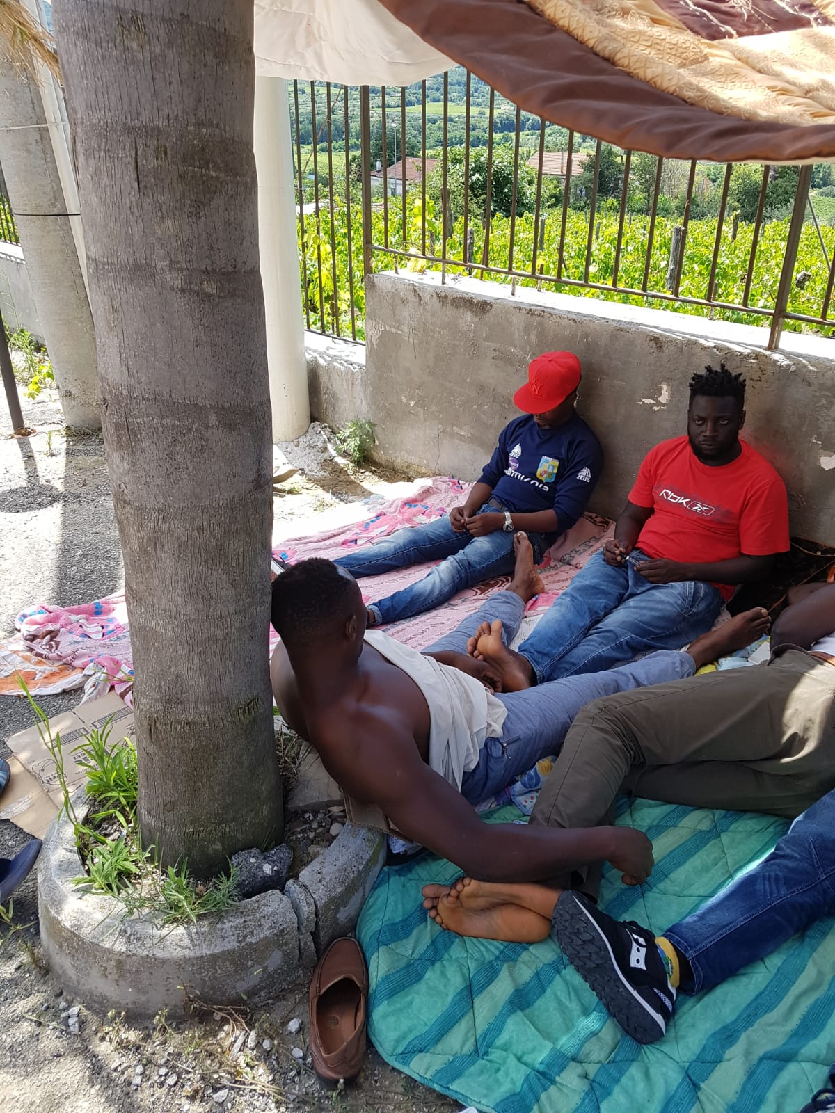 Castelvenere| Migranti in Sit-in: “vogliamo restare qui”