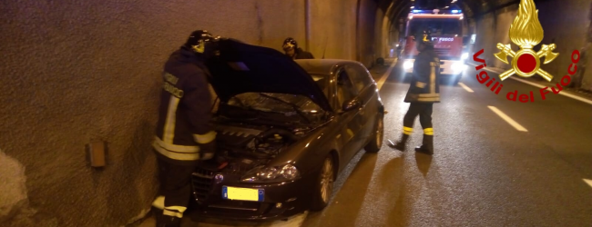 Solofra| Auto sbanda sotto la galleria, conducente ferito: intervento dei pompieri