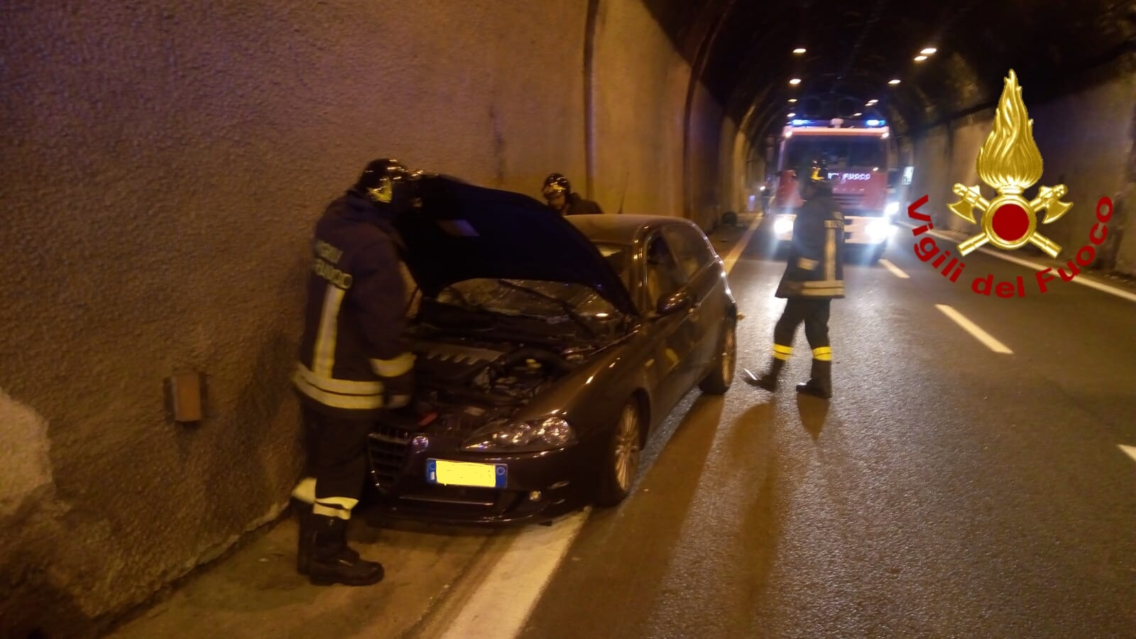 Solofra| Auto sbanda sotto la galleria, conducente ferito: intervento dei pompieri