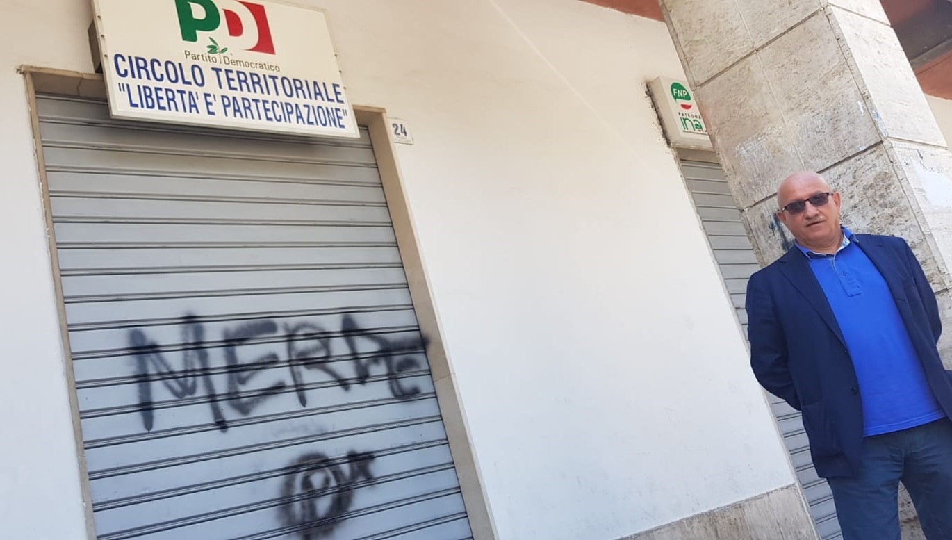 Avellino| Scritta offensiva sulla serranda del circolo Pd, la denuncia del segretario Russo