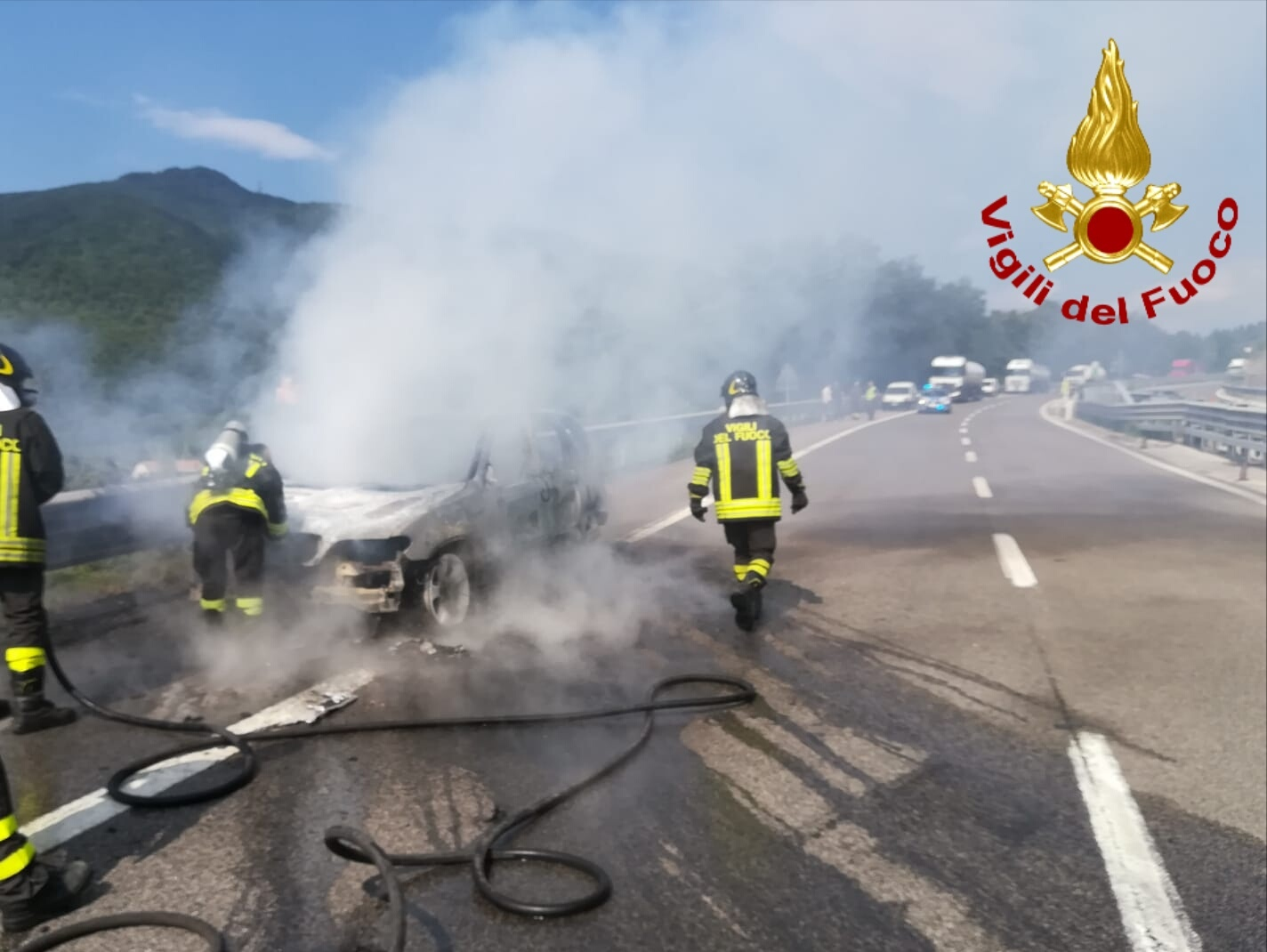 Monteforte Irpino| Auto in fiamme sull’A16, sotto shock i due uomini a bordo