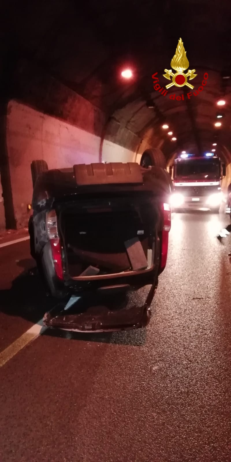 Avellino| Auto si ribalta in galleria, ragazza ferita trasportata al “Landolfi”