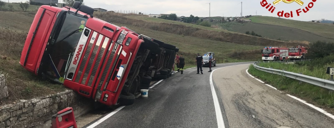 Ariano Irpino| Camion si ribalta sulla ss 90, i vigili del fuoco intervengono con 2 autogrù