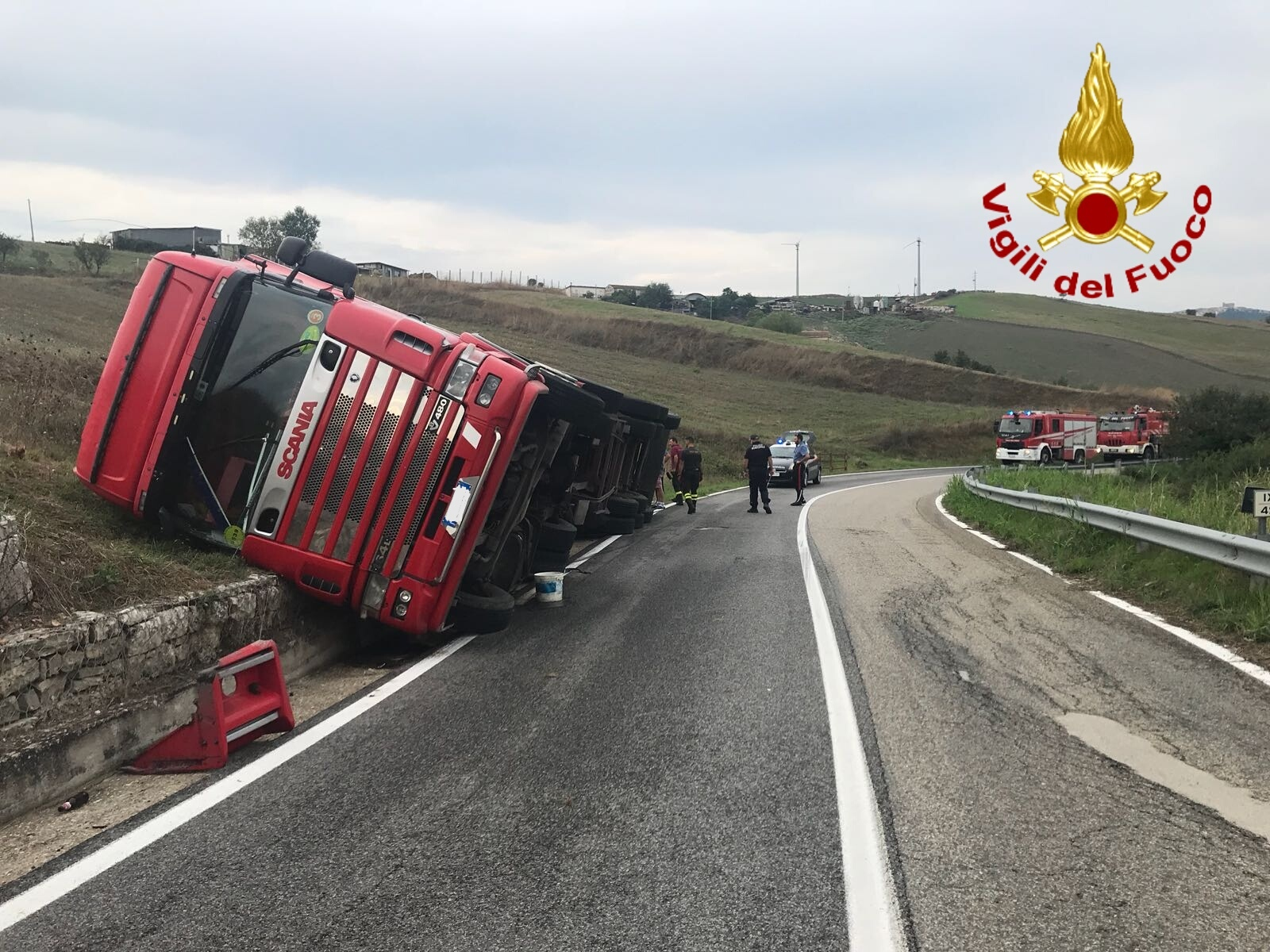 Ariano Irpino| Camion si ribalta sulla ss 90, i vigili del fuoco intervengono con 2 autogrù