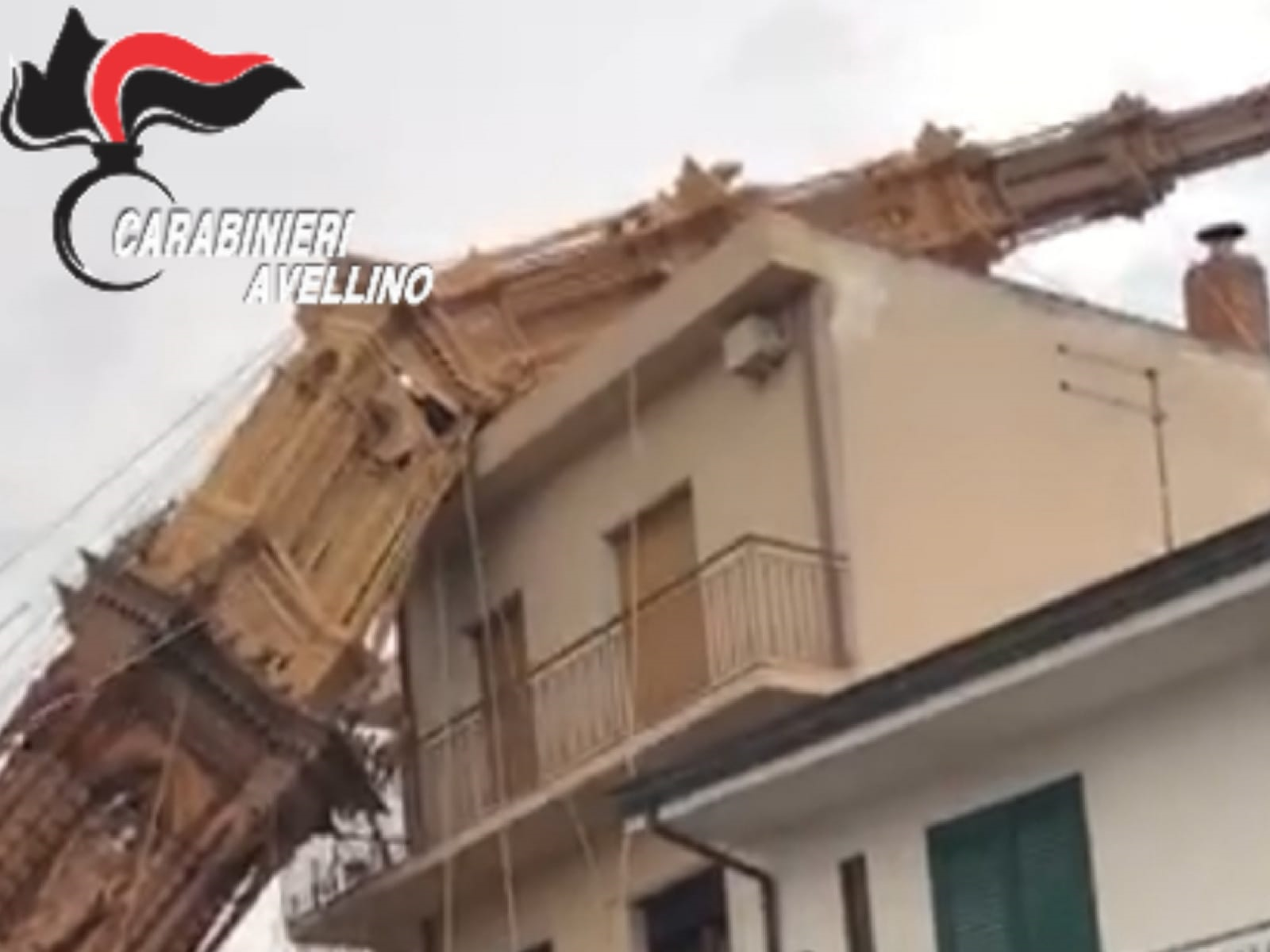 Cade il Carro di Fontanarosa, danni a un edificio