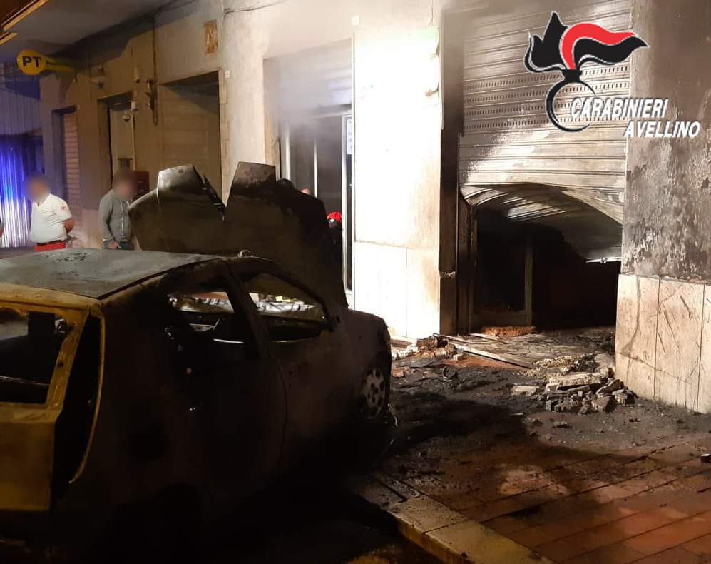 Contrada| Assalto al negozio con auto-ariete, scoppia l’incendio: ladri in fuga
