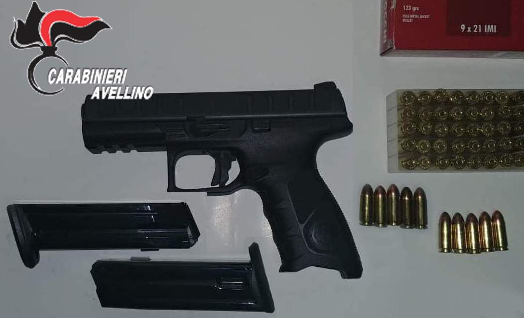Atripalda| Spara dei colpi con la sua pistola in strada, denunciato 50enne