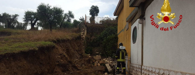 Nubifragio su Paternopoli, crollano due muri. Frane e alberi sradicati dal terreno