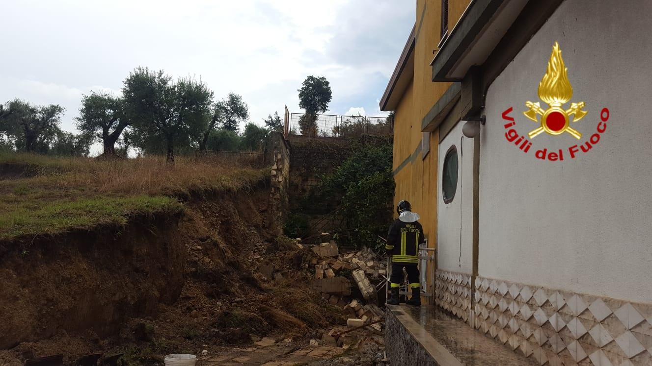 Nubifragio su Paternopoli, crollano due muri. Frane e alberi sradicati dal terreno