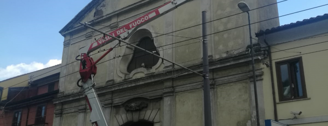 Avellino| Calcinacci della chiesa di San Generoso, intervengono i vigili del fuoco
