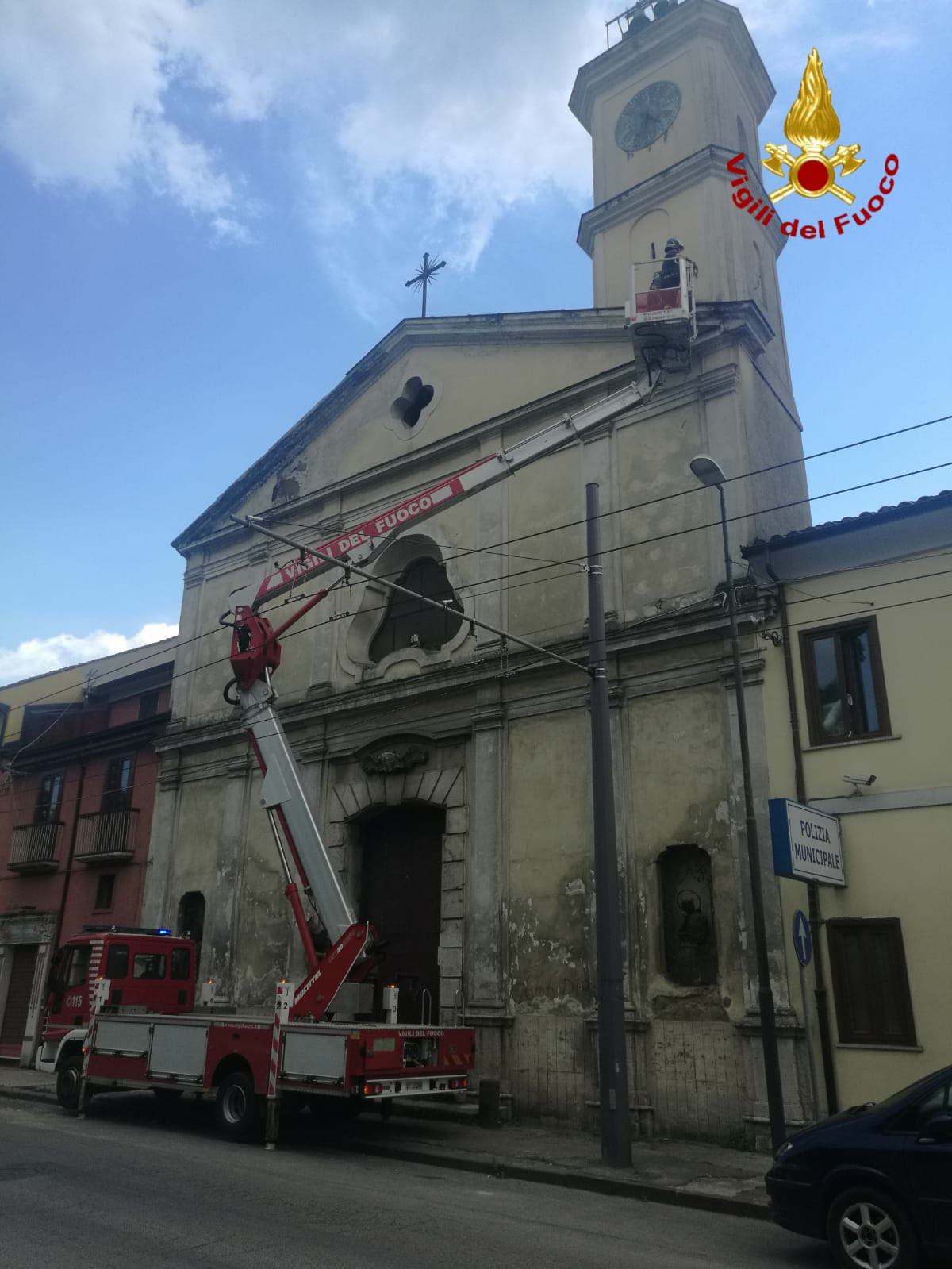 Avellino| Calcinacci della chiesa di San Generoso, intervengono i vigili del fuoco