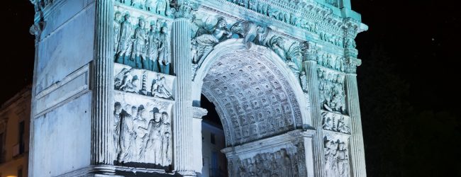 L’Arco di Traiano sabato s’illuminerà di bianco e lunedì di azzurro