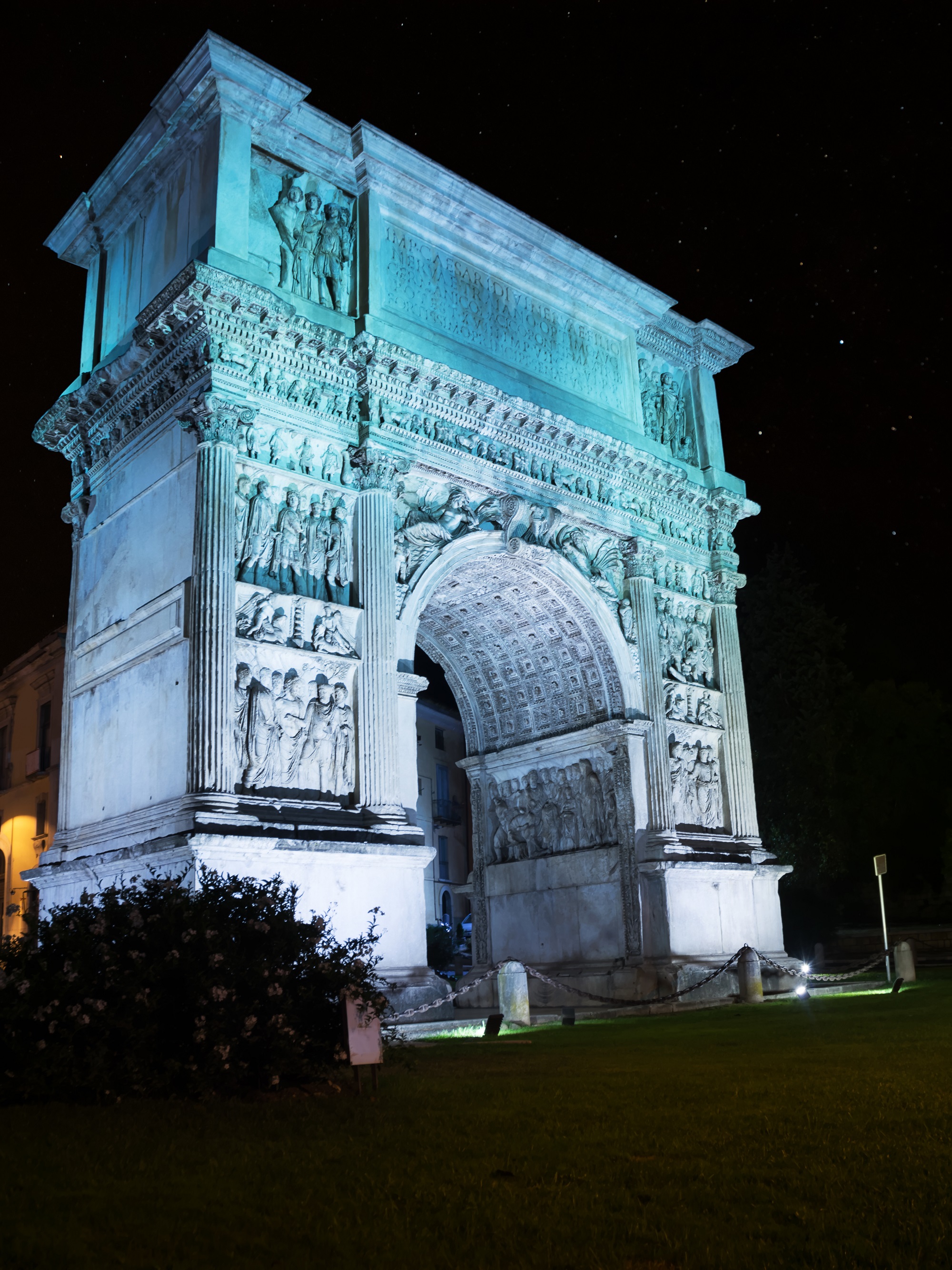 Arco di Traiano domenica si illuminerà di blu turchese e lunedì di verde