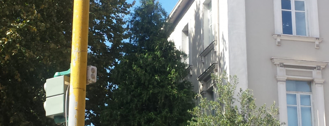 Avellino| Raffiche di vento, dalla scuola “Solimena” si stacca un pezzo di grondaia