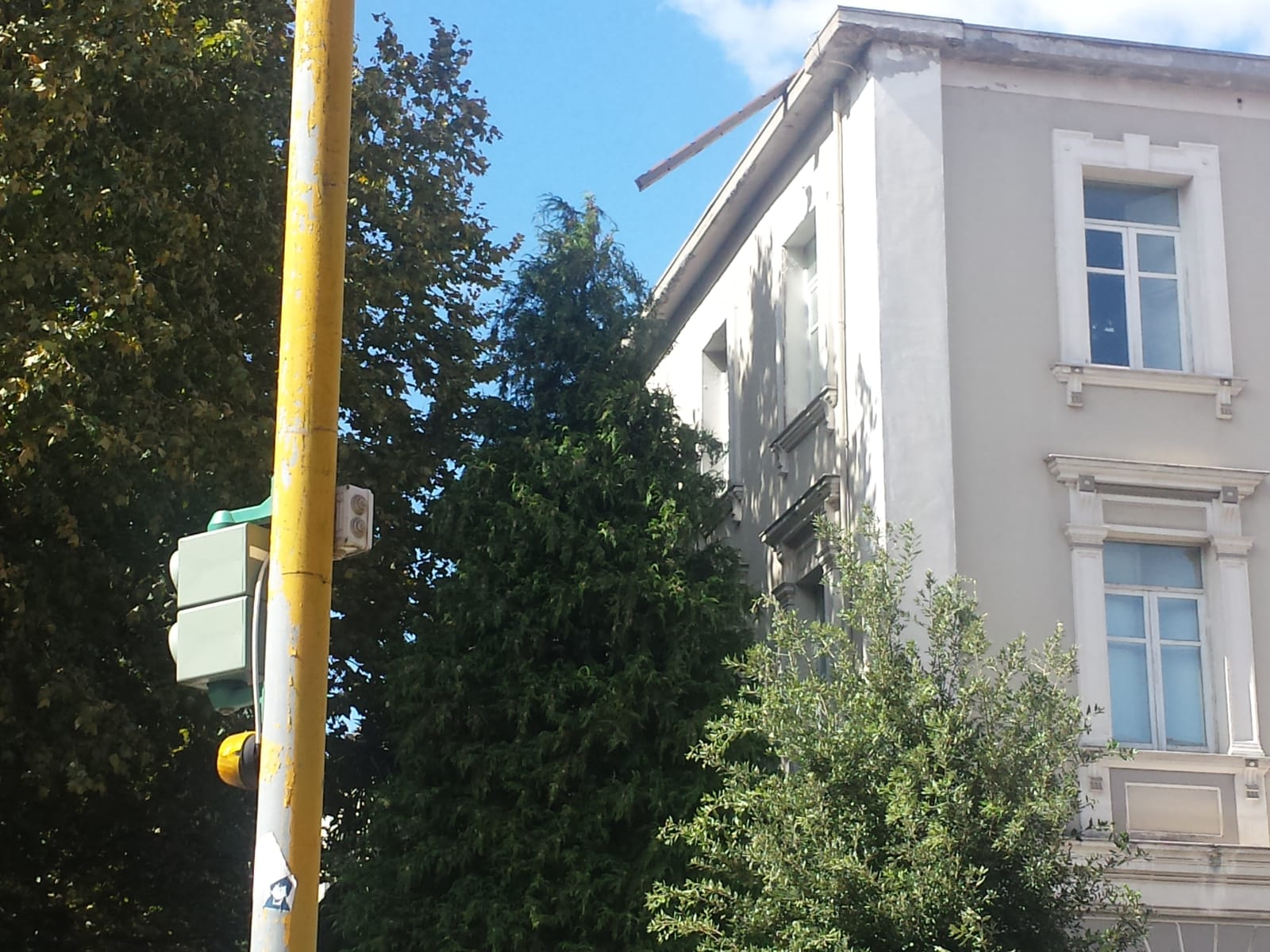 Avellino| Raffiche di vento, dalla scuola “Solimena” si stacca un pezzo di grondaia