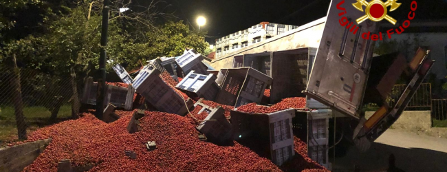 Serino| Galleria di Solofra chiusa, tir di pomodori si ribalta sul percorso alternativo