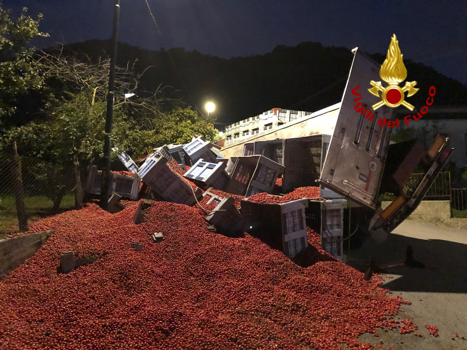 Serino| Galleria di Solofra chiusa, tir di pomodori si ribalta sul percorso alternativo