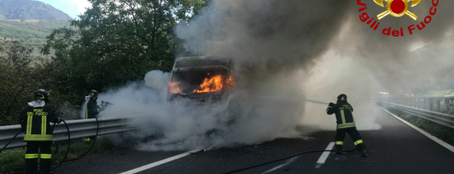 Mugnano del Cardinale| In fiamme tir che trasporta ecoballe, traffico bloccato sull’A16