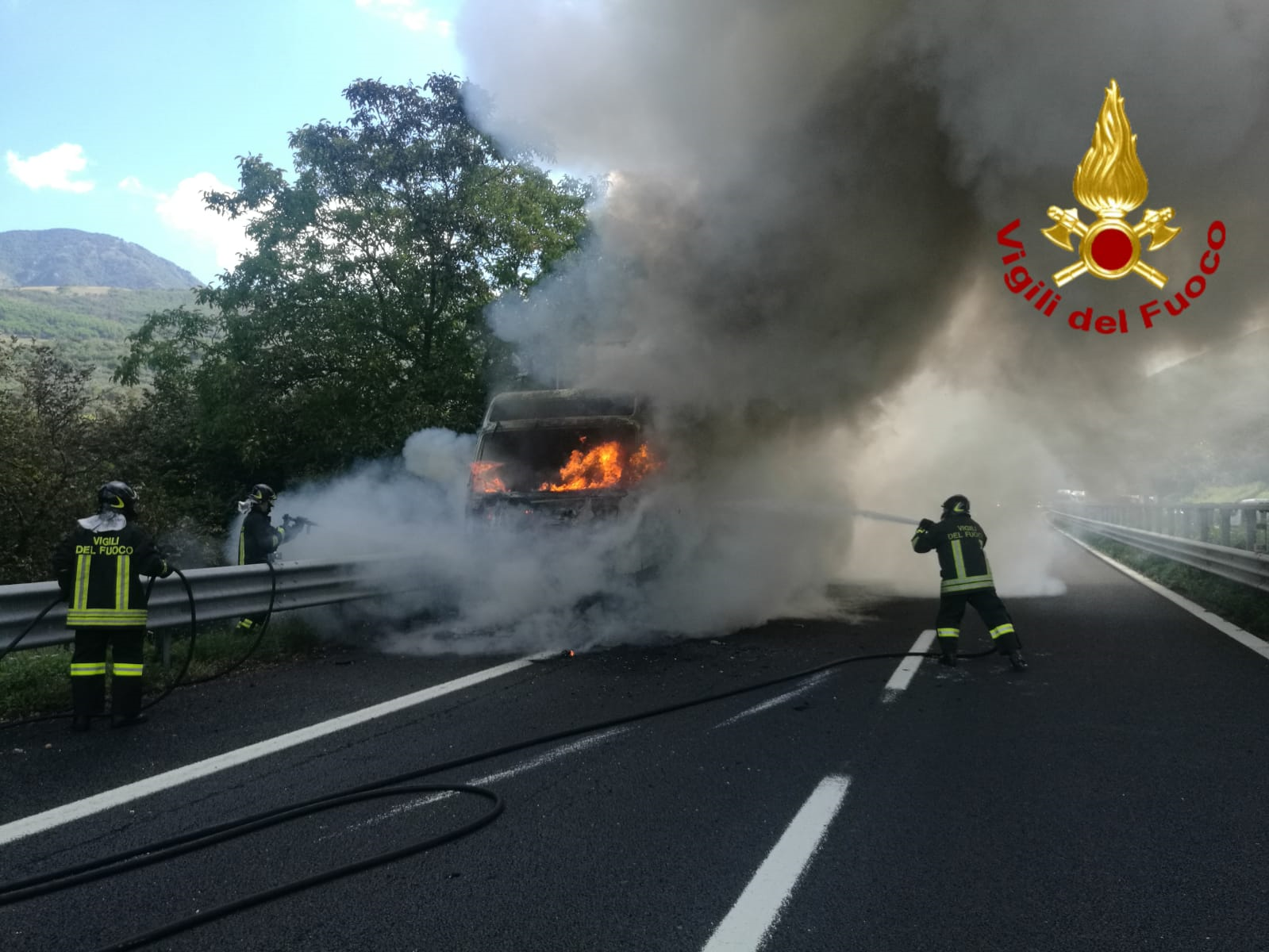 Mugnano del Cardinale| In fiamme tir che trasporta ecoballe, traffico bloccato sull’A16