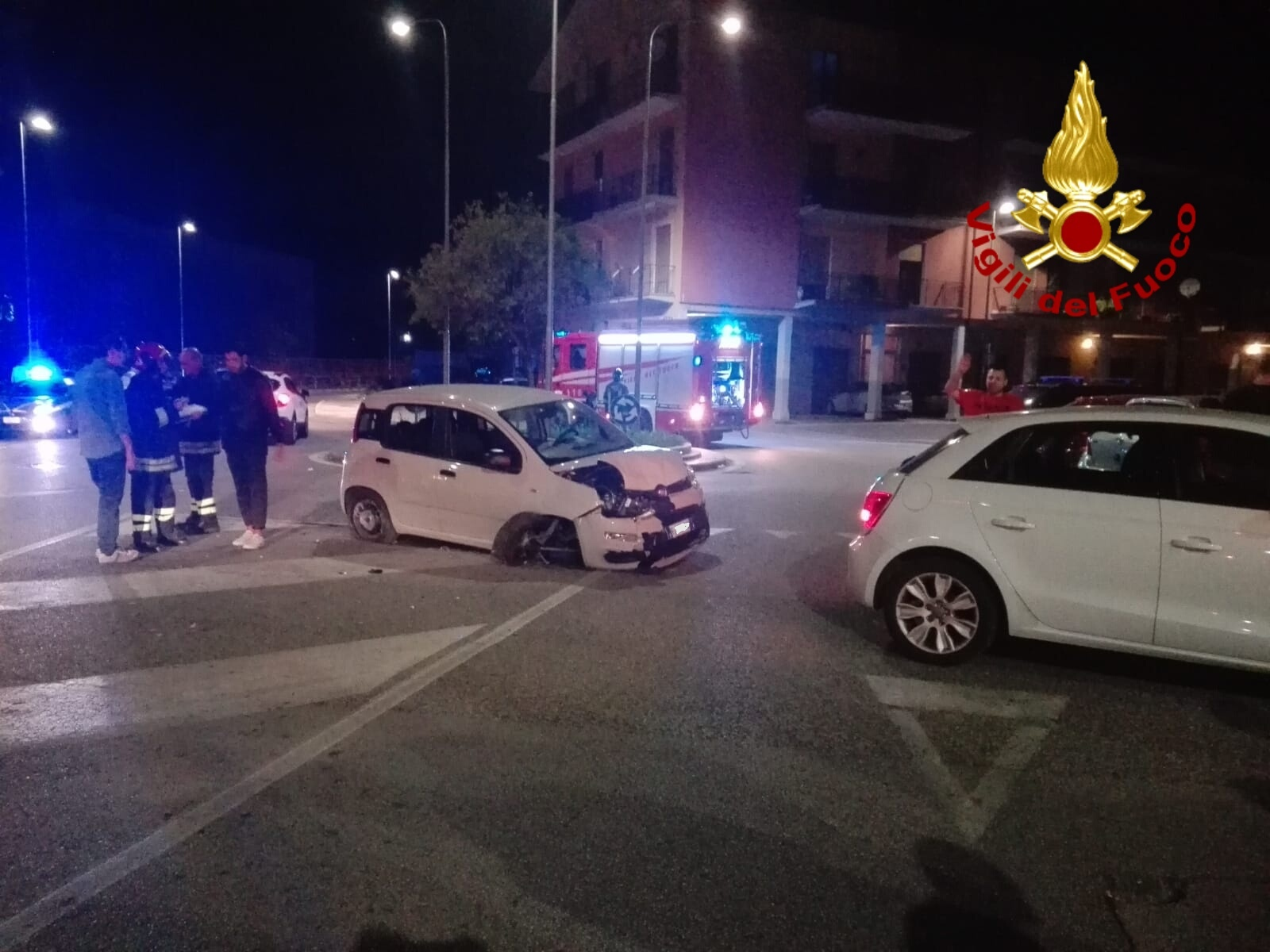 Avellino| Auto finisce su due veicoli in sosta, ragazzo ferito in ospedale